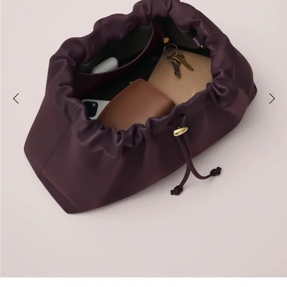 Cuyana Dia drawstring shoulder bag in smooth lambskin leather- Plum - Picture 4 of 10